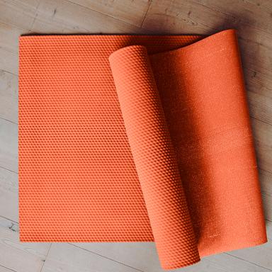 Fair Move Skridsikker Yogamåtte i Coral - Kvalitet til Yoga